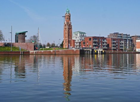 Neuer Hafen Bremerhaven mit Simon-Loschen-Leuchtturm