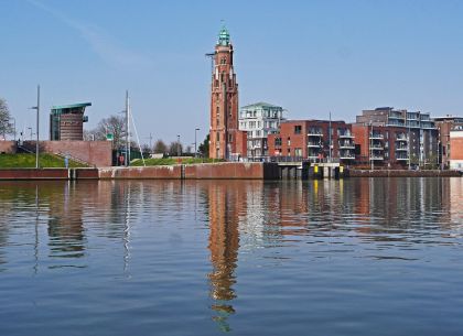 Neuer Hafen Bremerhaven mit Simon-Loschen-Leuchtturm